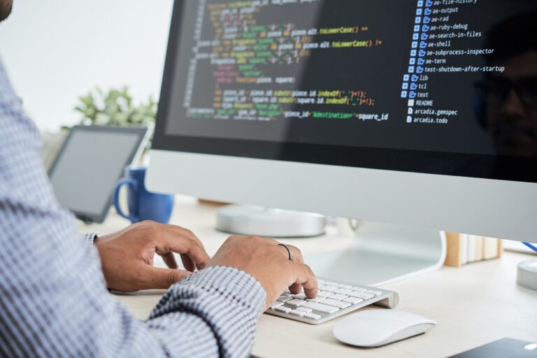 découvrez le métier de développeur logiciel : compétences requises, technologies utilisées et perspectives d'avenir. explorez les opportunités de carrière passionnantes dans le secteur tech et les défis du développement de logiciels.