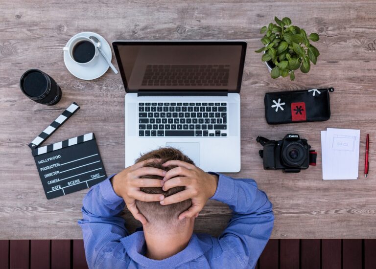découvrez les implications de la résignation, un état d'esprit qui peut influencer vos décisions personnelles et professionnelles. apprenez à reconnaître ses signes et à trouver des moyens de surmonter ce sentiment pour retrouver motivation et espoir.
