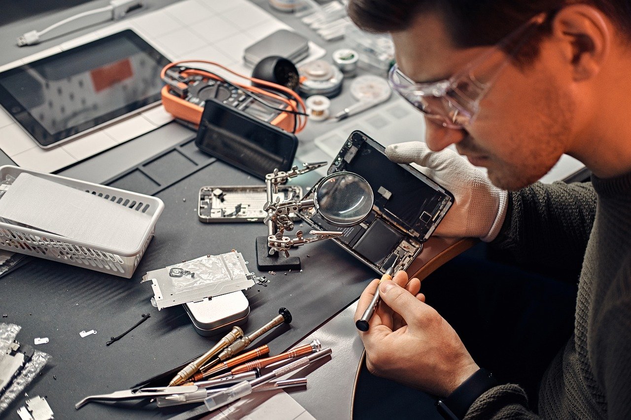découvrez le rôle essentiel d'un technicien, alliant compétences techniques et solutions innovantes pour résoudre vos problèmes, optimiser vos systèmes et garantir une efficacité maximale dans divers secteurs.