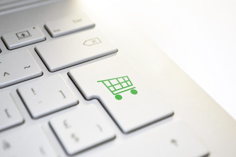 Panier sur un site e-commerce, illustration des fausses promotions et des faux avis en ligne