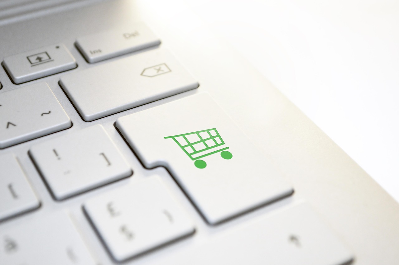 Panier sur un site e-commerce, illustration des fausses promotions et des faux avis en ligne